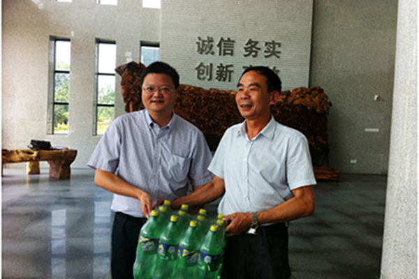 街道領(lǐng)導下一線為基層送清涼