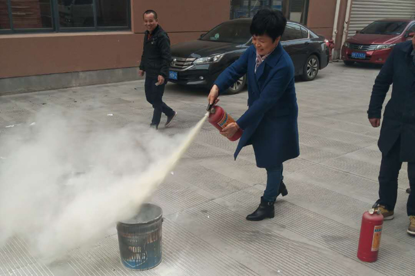 敲響火災(zāi)警鐘，鞏固防火意識(shí)——洛茲服飾舉行消防知識(shí)培訓(xùn)與火災(zāi)演習(xí)